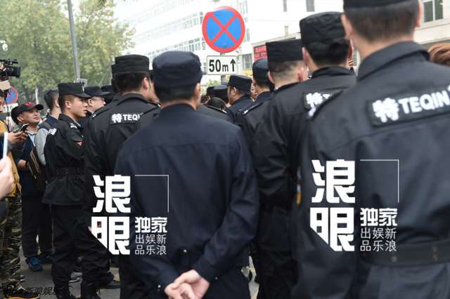 维护秩序的特警