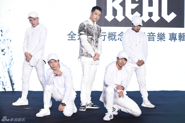 周汤豪帅气亮相