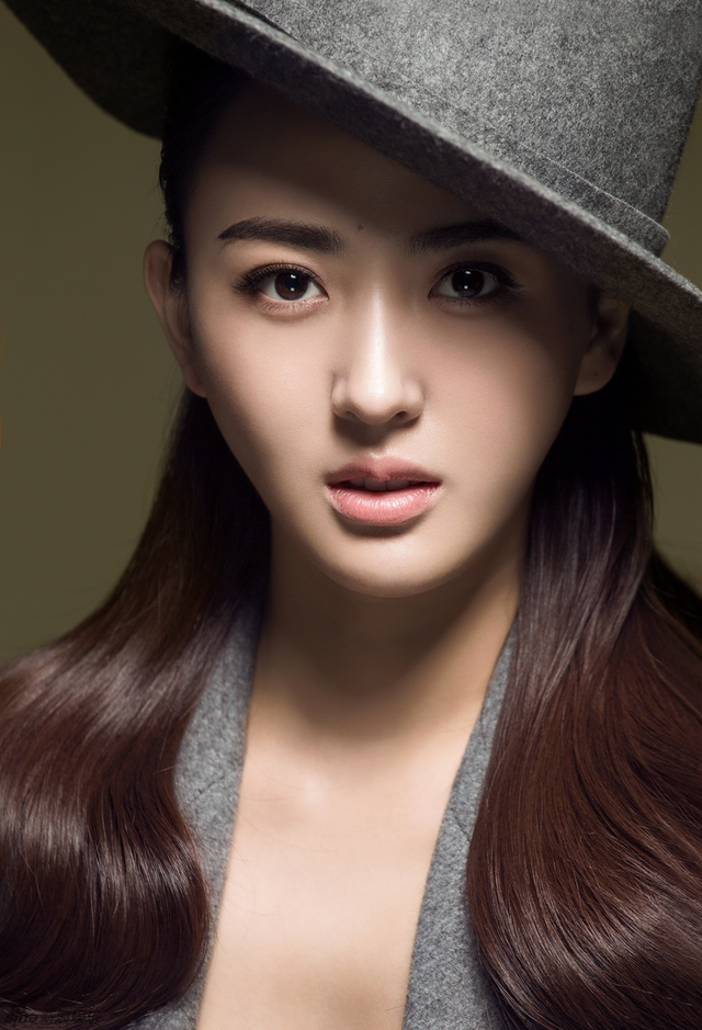 徐小飒性感小秀事业线显冷艳