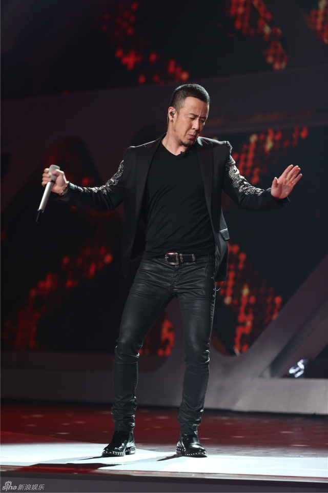 杨坤在台上全力以赴演绎歌曲