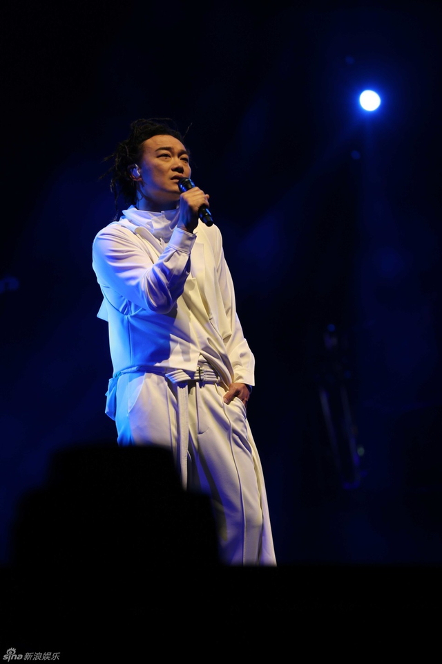 陈奕迅深情歌唱