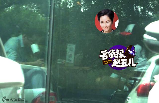 瞿颖牵手神秘男当街打情骂俏