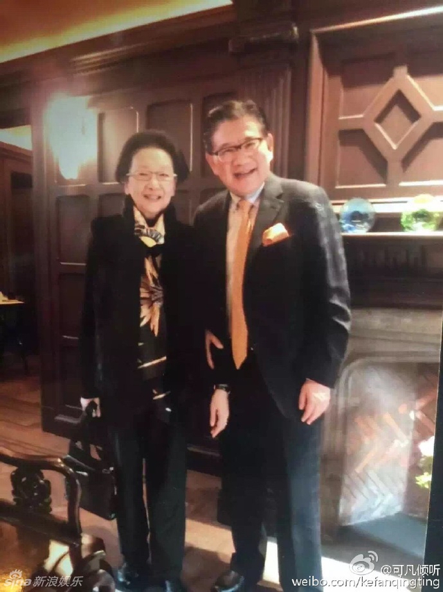 老年的夏梦依然气质十足