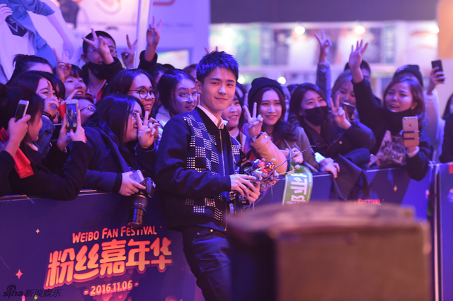刘昊然与粉丝