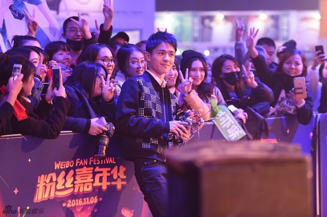 刘昊然与粉丝
