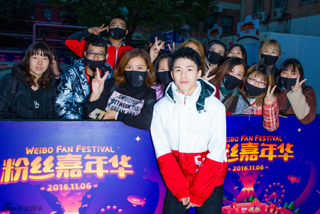 刘昊然与现场粉丝合影