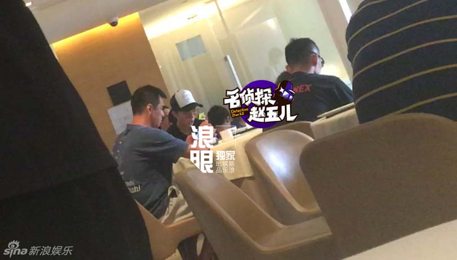 一行人一起到一家明星都会去的餐厅吃饭