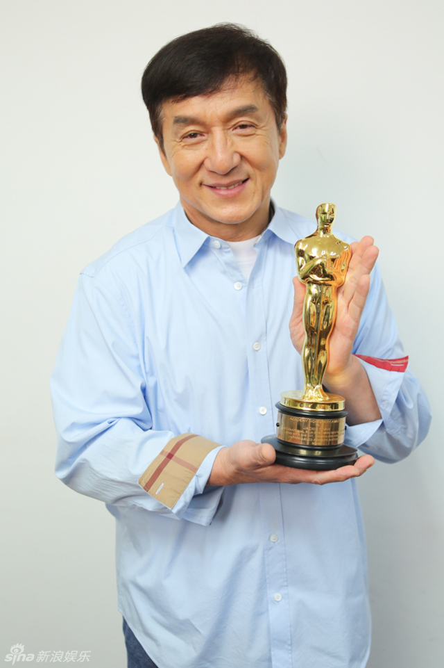 成龙手捧奥斯卡小金人