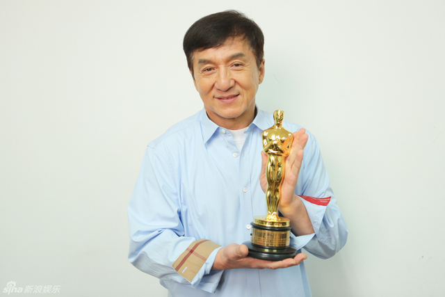 成龙手捧奥斯卡小金人
