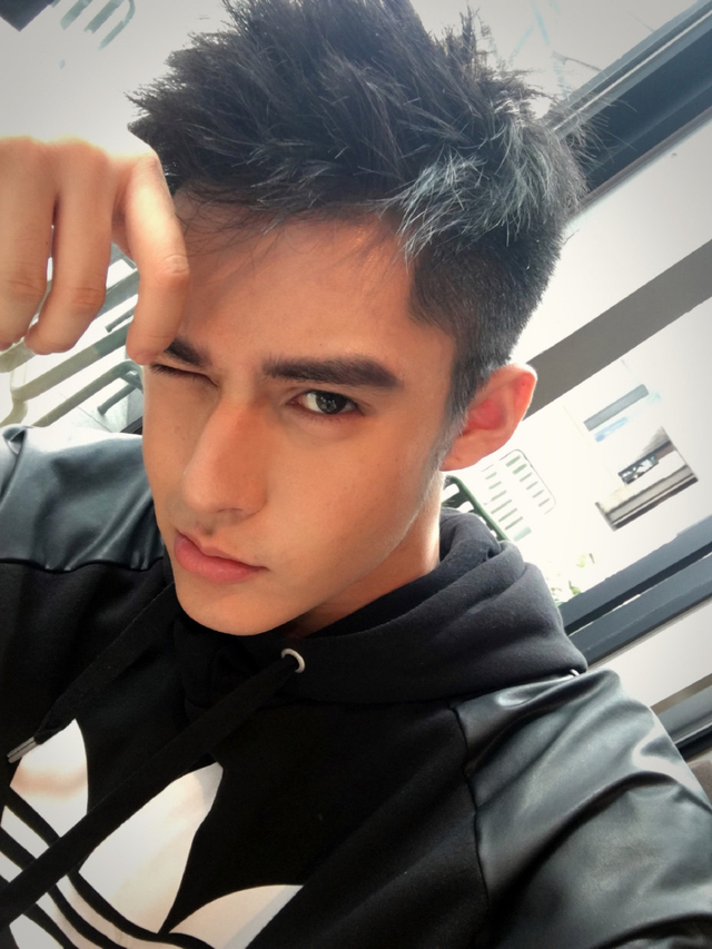 网红帅哥变妆浓眉大眼似baby