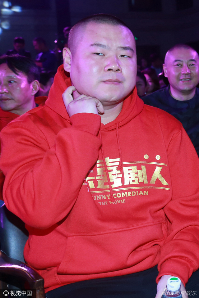 岳云鹏卖萌耍贱遭捶打 回眸一笑变表情包_新浪图片