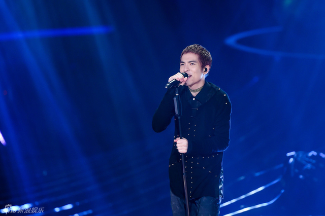 萧敬腾在台上演唱