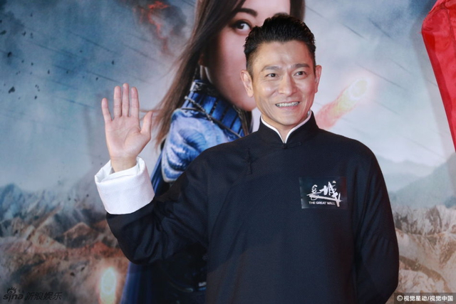 张艺谋赞刘德华会保养 亮天灯祈票房大卖