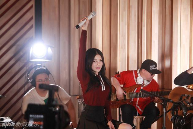 本兮与乐队合作