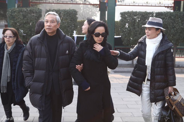 张艺谋陈凯歌追悼导演何群 陈宝国泛泪.图