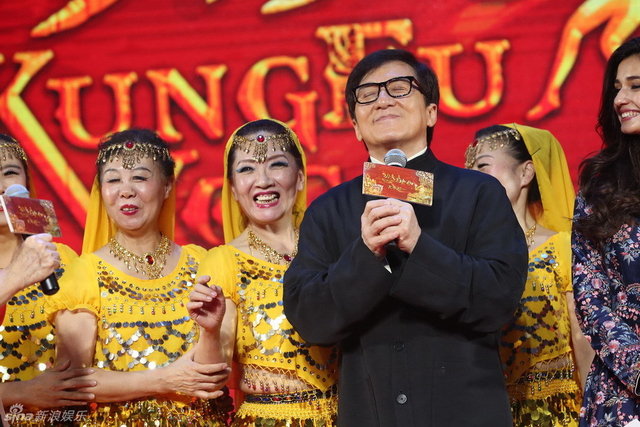 成龙说在广场舞大妈心中他是小鲜肉