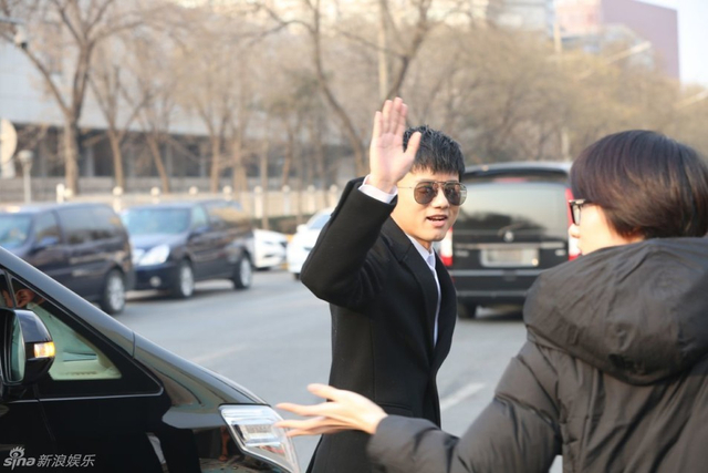 春晚彩排张杰张艺兴帅气现身