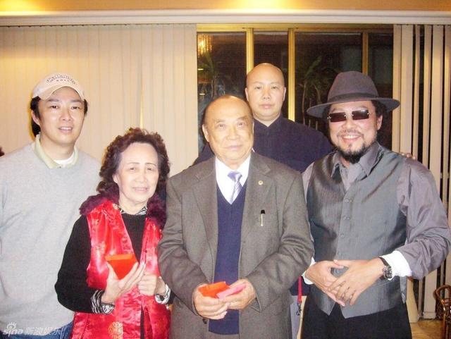 安徽春晚曝费玉清罕见全家福