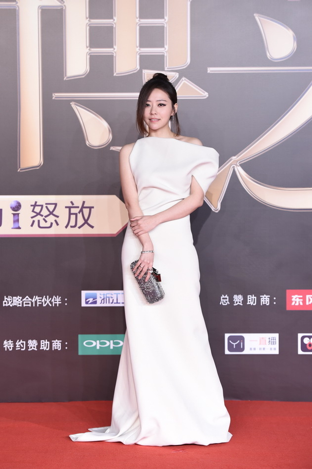 张靓颖白色长裙显英气