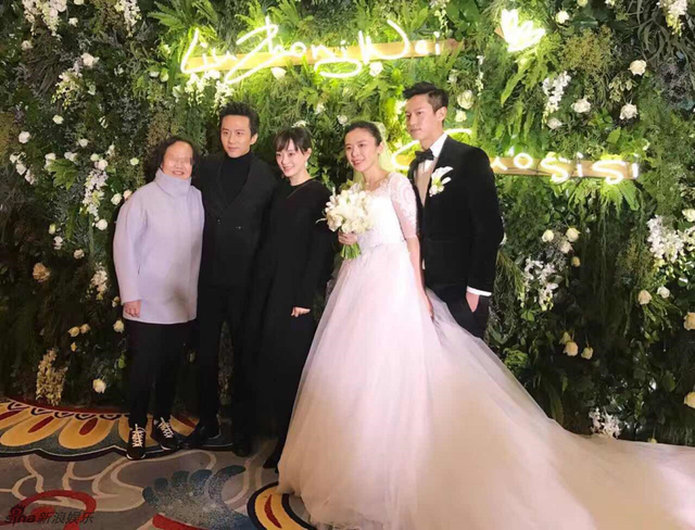 邓超孙俪出席经纪人婚礼 新郎帅气不输明星