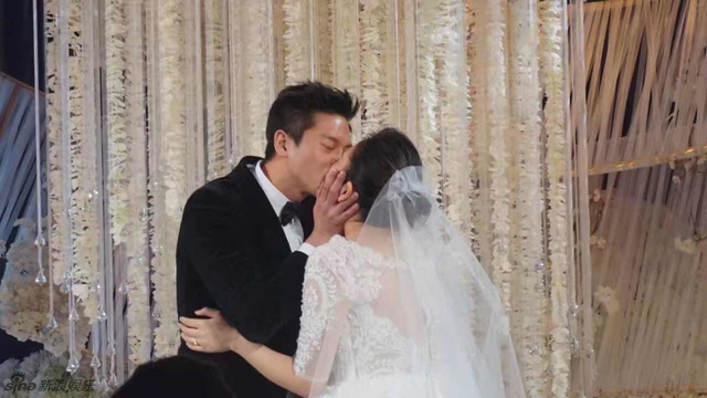 邓超孙俪出席经纪人婚礼 新郎帅气不输明星