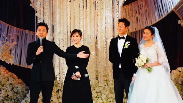 邓超孙俪出席经纪人婚礼 新郎帅气不输明星