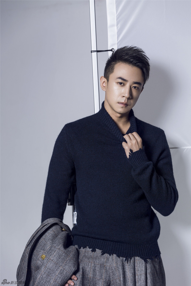 张维伊写真曝光尽显轻熟男人味