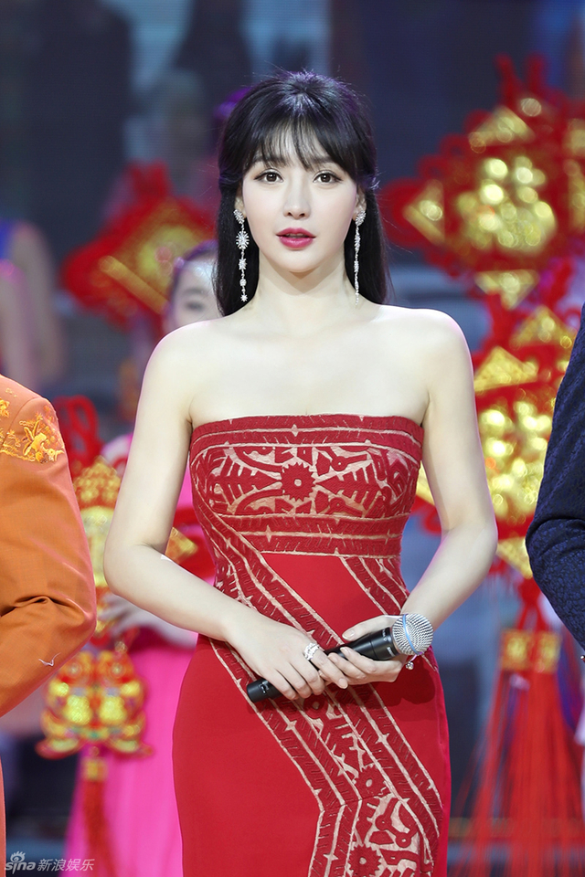 柳岩穿正红镶金抹胸美裙优雅