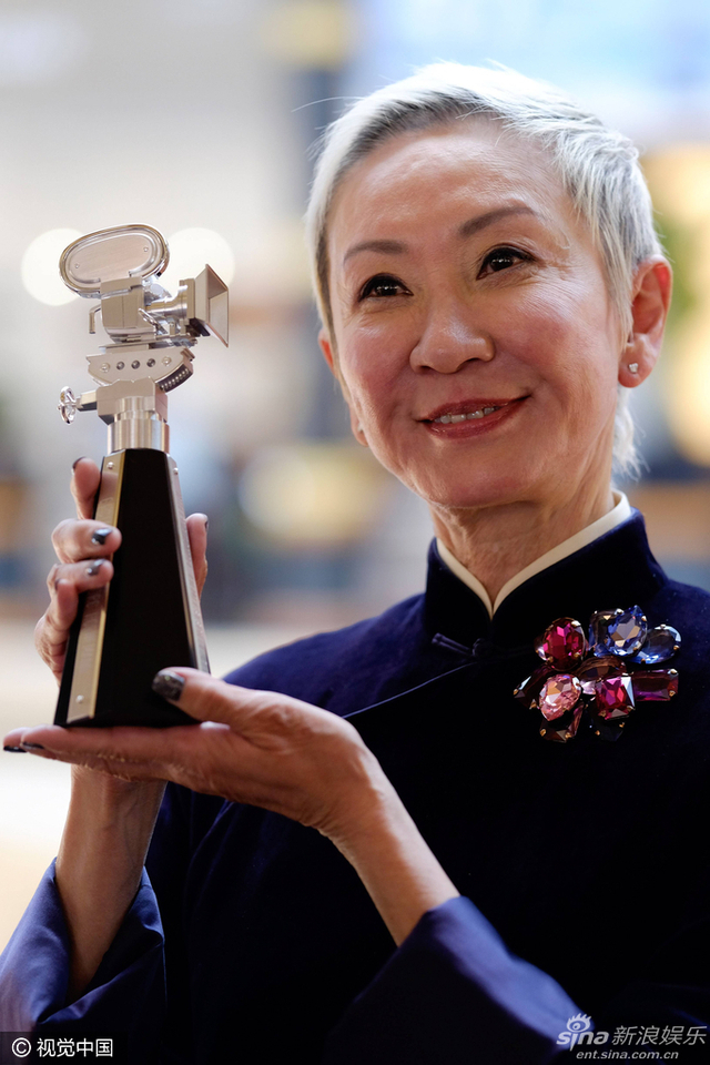 66岁施南生穿旗袍举奖杯