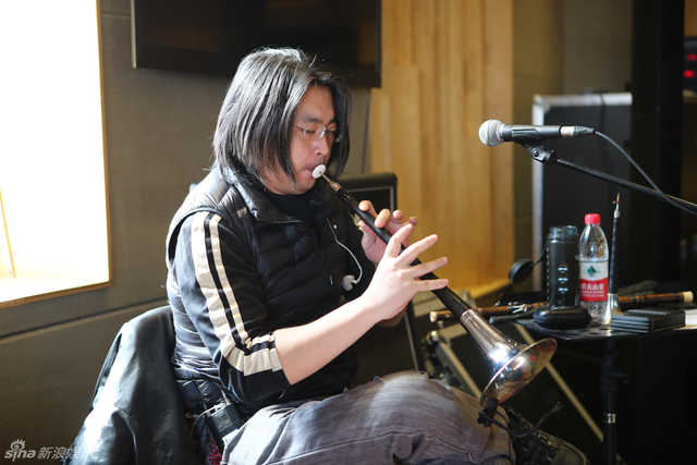 二手玫瑰演唱会彩排 众成员专心致志