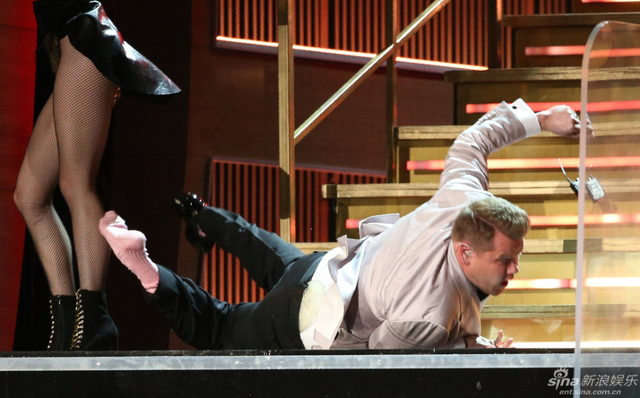 主持人詹姆斯-柯登舞台摔倒扑地