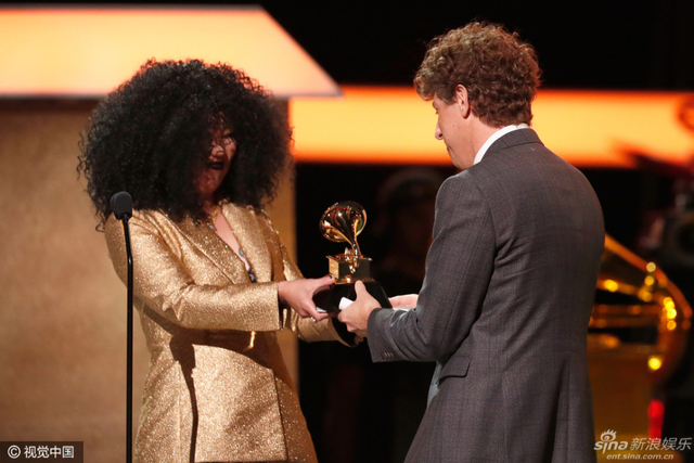 非传统年度最佳制作人：Greg Kurstin