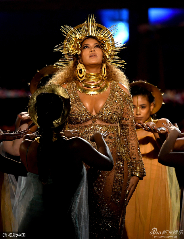 碧昂斯挺孕肚献演格莱美