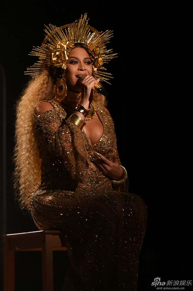 碧昂斯挺孕肚献演格莱美