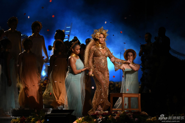 碧昂斯挺孕肚献演格莱美