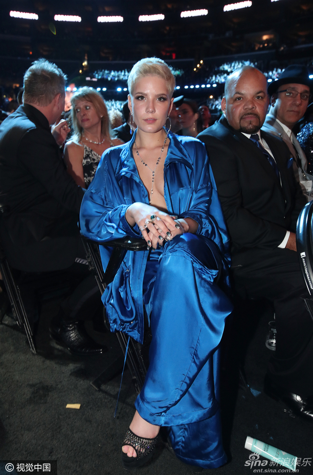 歌手Halsey蓝衣胸门大开玩性感