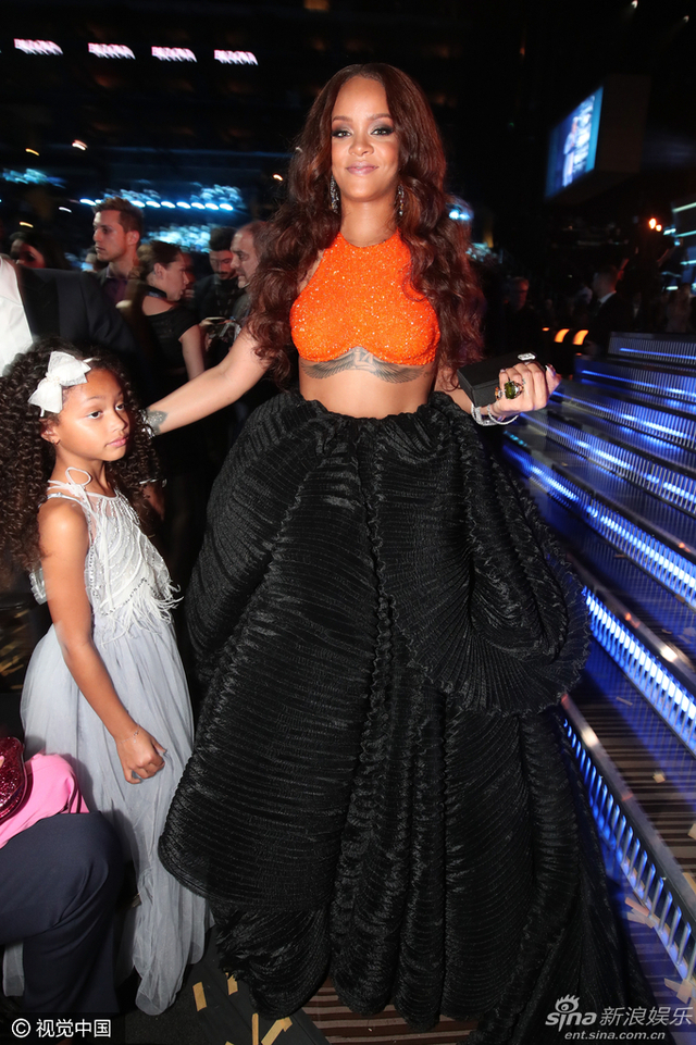 蕾哈娜橙色T秀豪乳