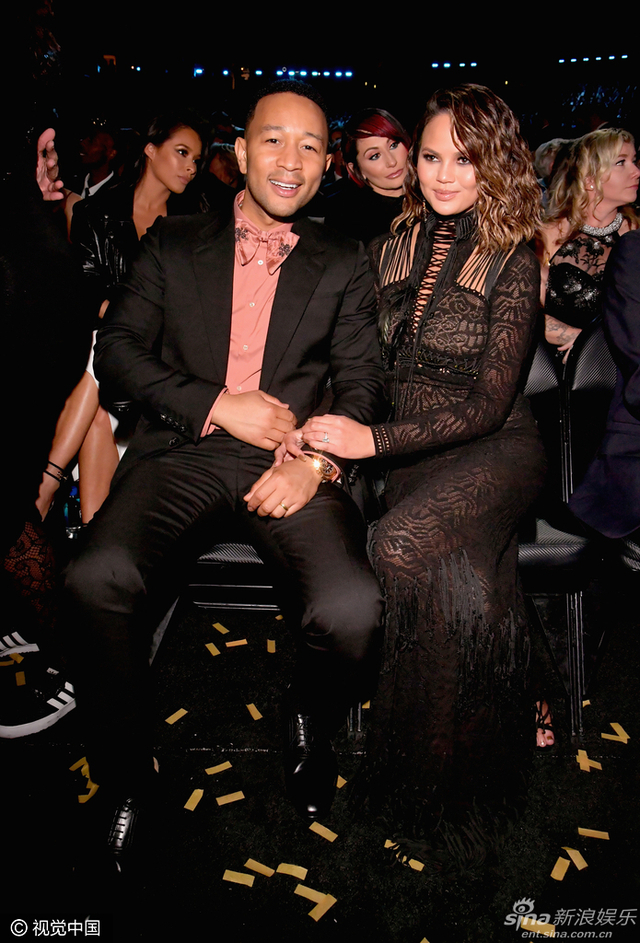 约翰·传奇与老婆恩爱现身