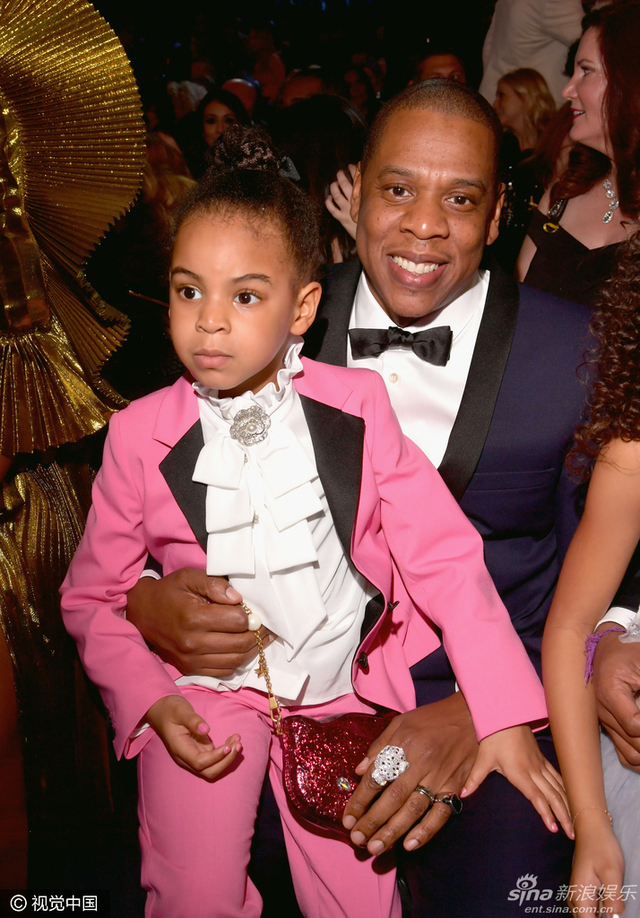 Jay Z抱女儿为老婆碧昂斯加油打气