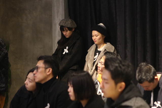 苏运莹、刘润洁默哀思念好友
