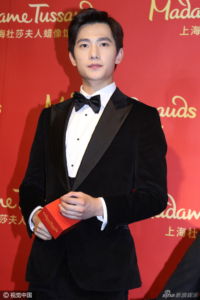 杨洋为蜡像揭幕帅气迷人