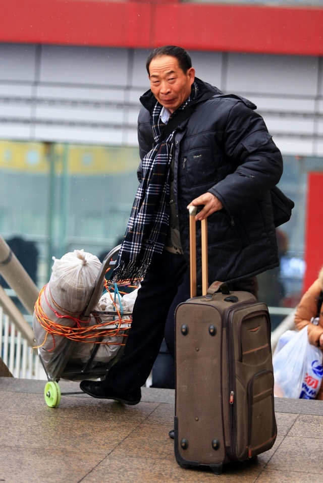 直击春运：风雪中回乡的旅客