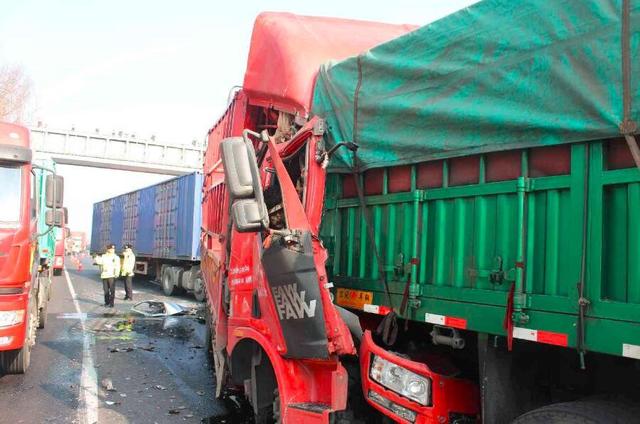 貨車乘車人安龍龍受傷,四車及其所載貨物不同程度損壞的道路交通事故