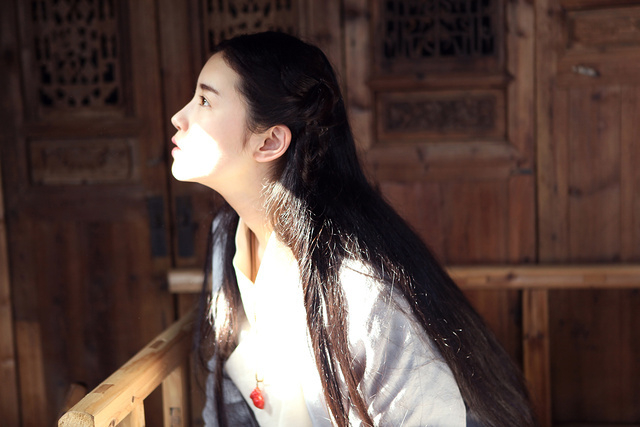 张辛苑最新古装写真公开 身着汉服演绎复古唯美