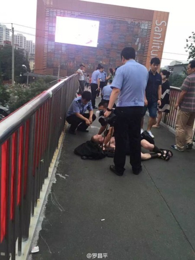 北京街头现斯巴达勇士 不听警方劝阻被驱散