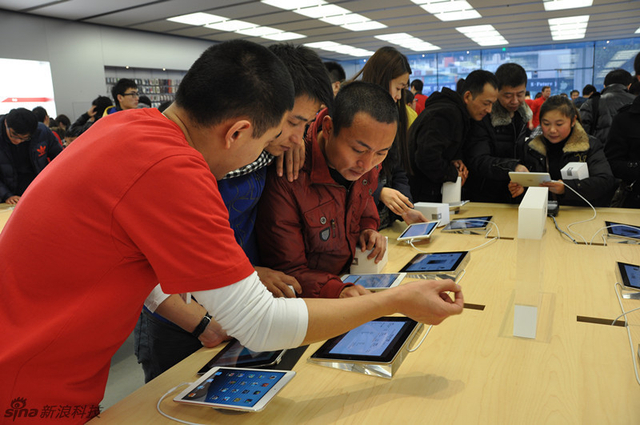 Apple Store员工在帮助顾客