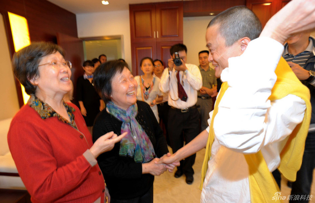 2012年10月13日,马云出席母校校庆