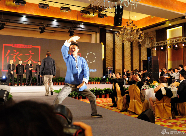 2013年4月21日,马云登台打太极拳