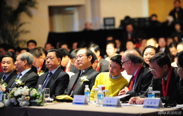 2009年12月,一身嫩黄毛衣的马云格外显眼