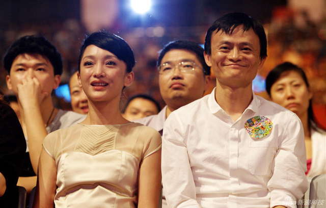 2010年9月10日,马云与周迅合影